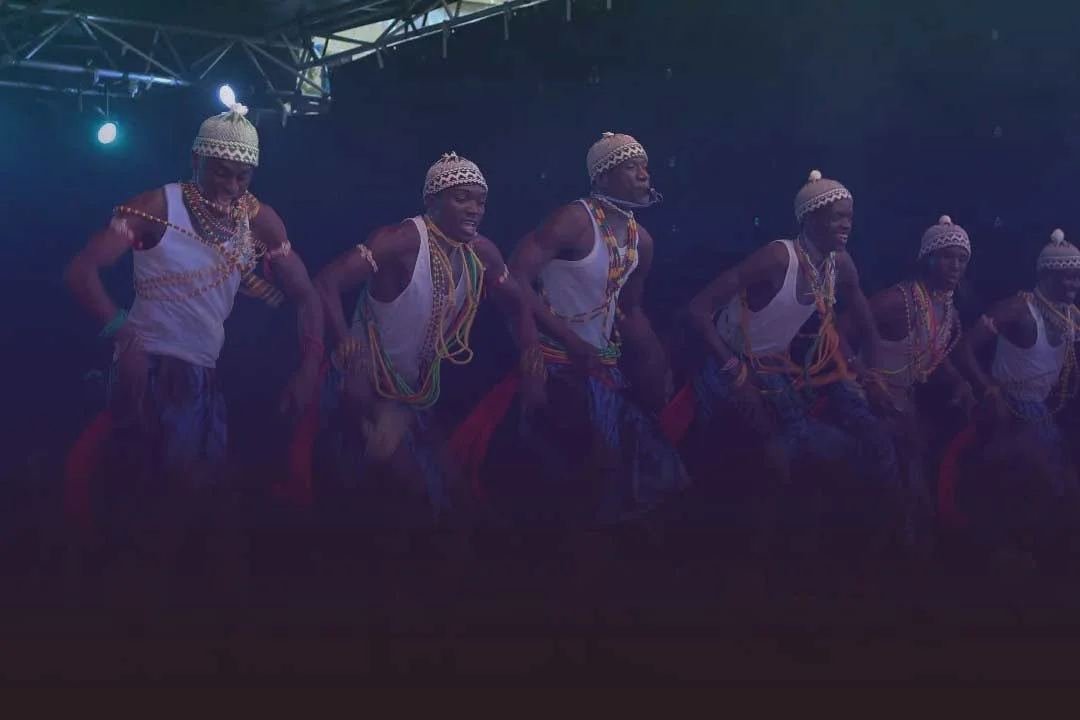 Bailarinos em palco sob luz azul