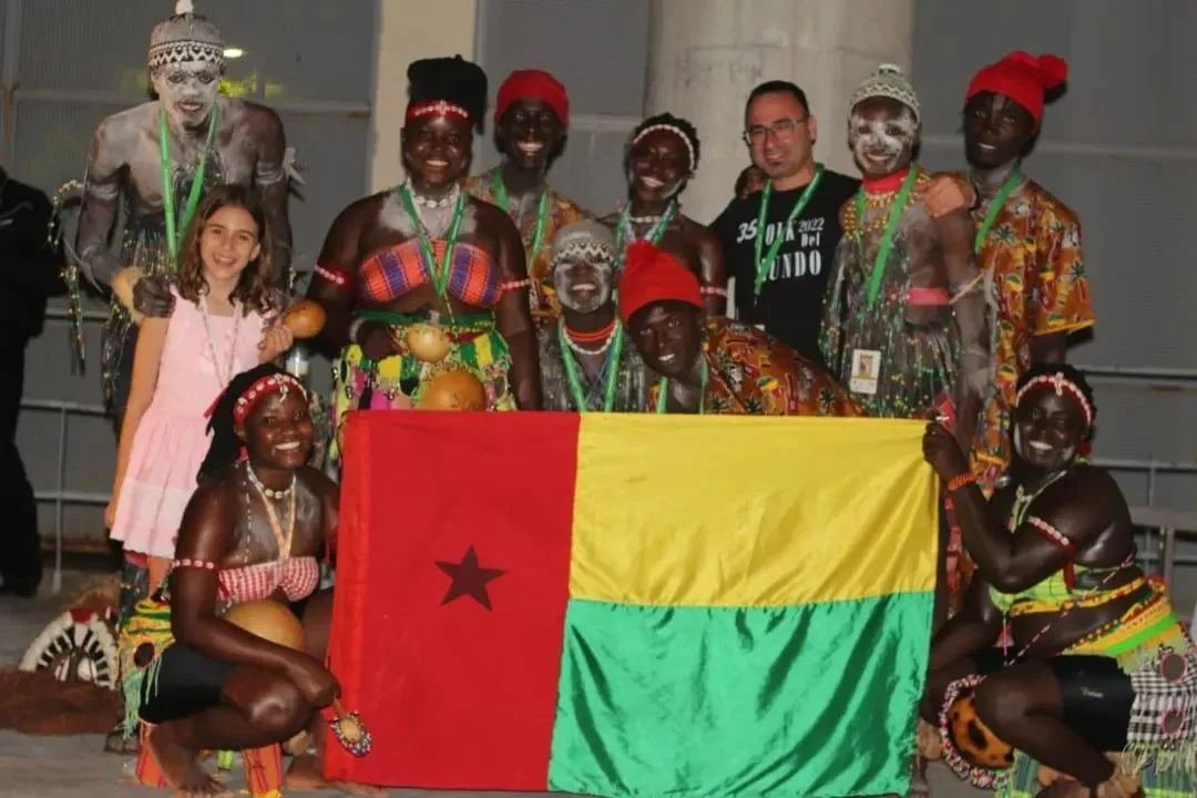 O grupo com a bandeira da Guiné-Bissau num festival