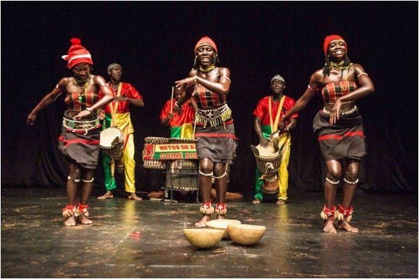 Bailarinas e percussionistas em palco