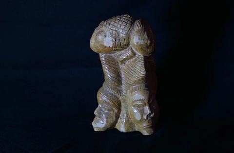 Escultura em pedra oferecida num festival