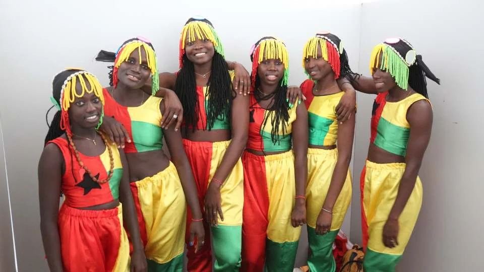 Bailarinas com trajes nas cores da bandeira