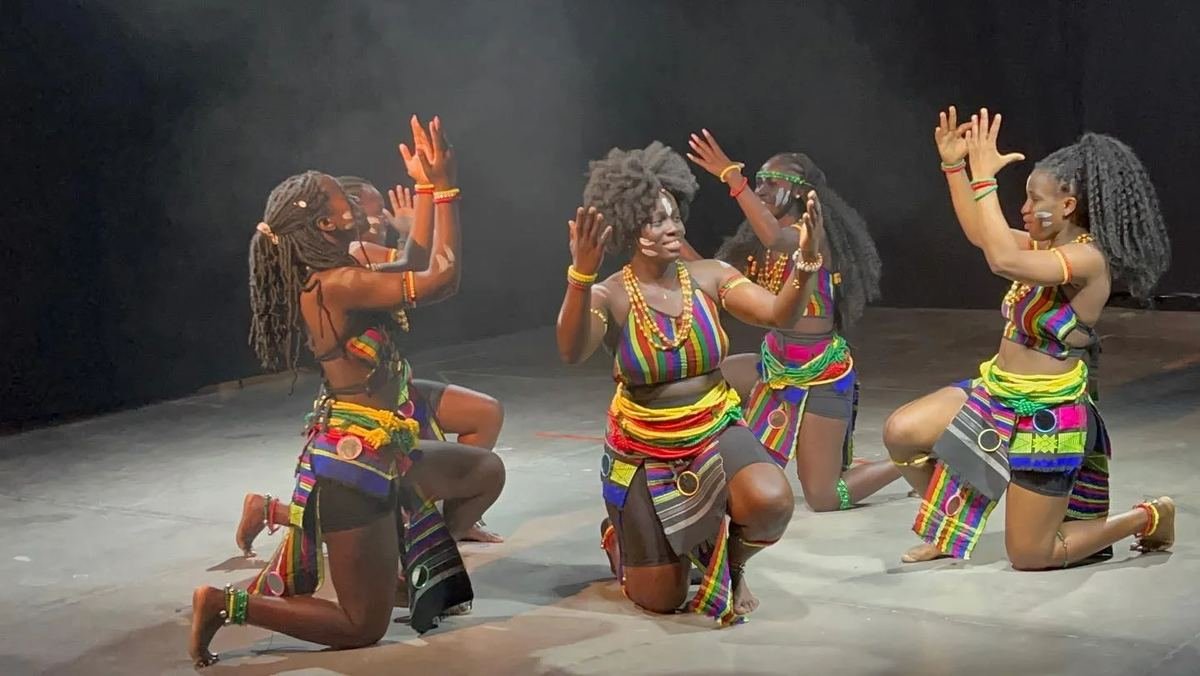 Quatro bailarinas ajoelhadas em palco